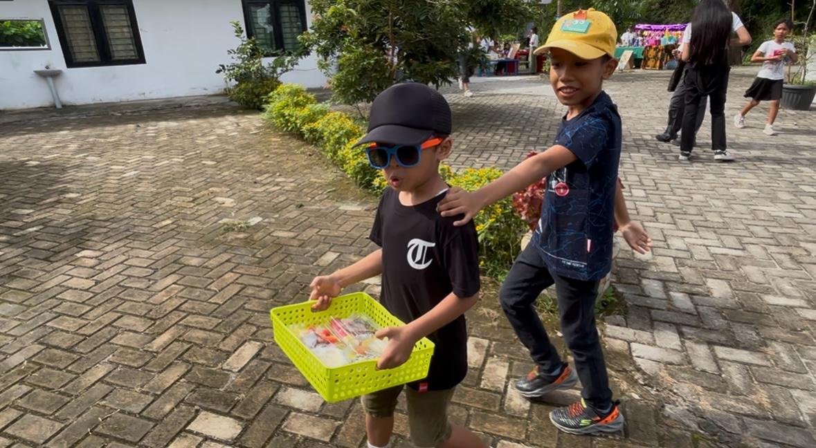 Siswa Berdagang Keliling Menawarkan Dagangan