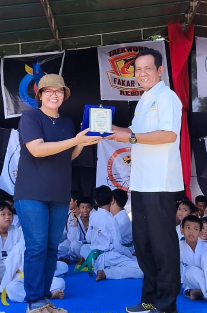 Penyerahan Pelakat Penghargaan Terhadap Sekolah Vlayesha Outdoor School