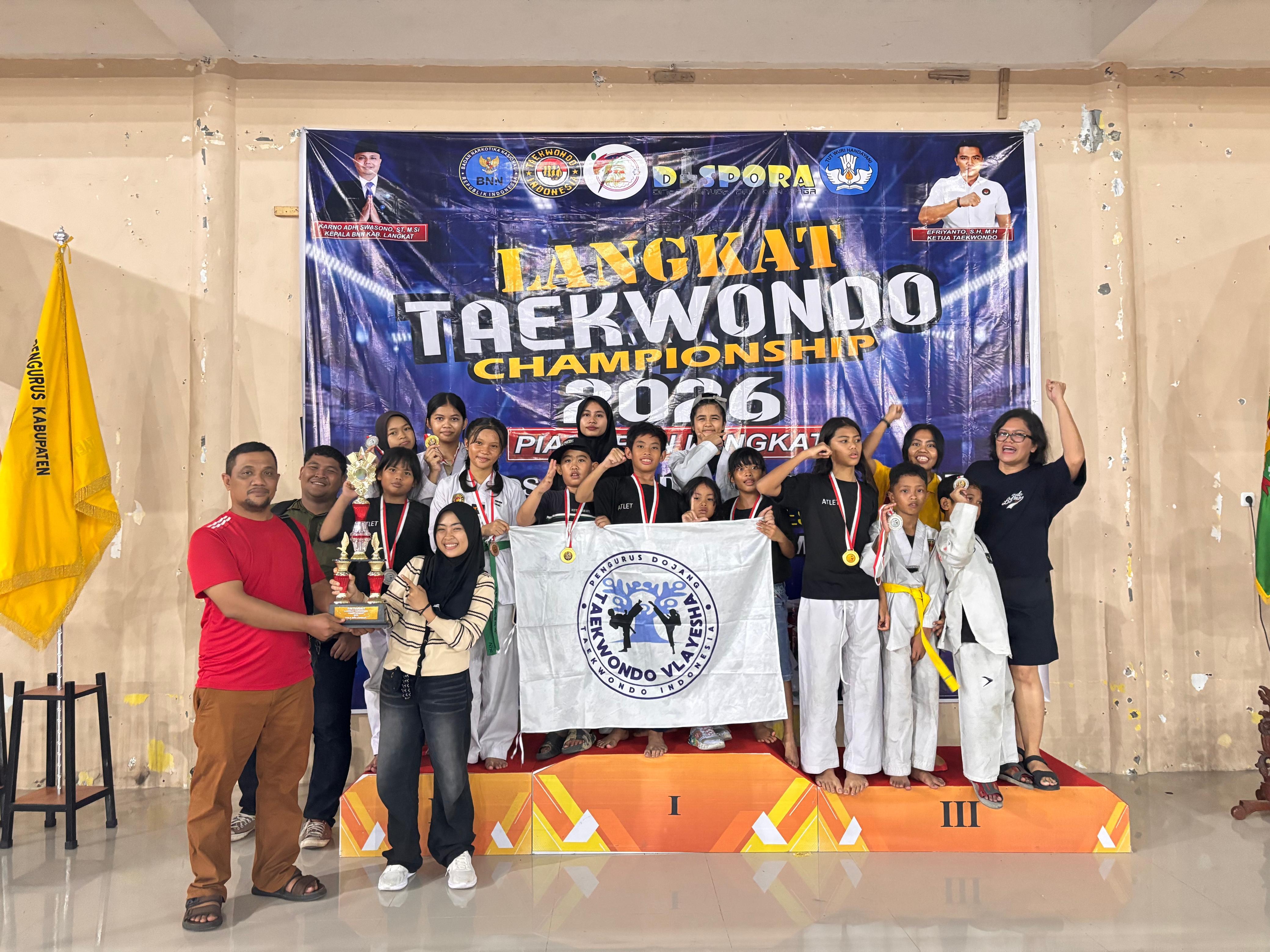 Trophy Kontingen Favorite Untuk Vlayesha