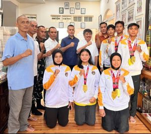 Atlit TI Sumut Foto Bersama Pembina Taekwondo Sumut, Bapak Musa Rajekshah