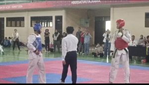 El Sarawi Biru, Akbar Merah