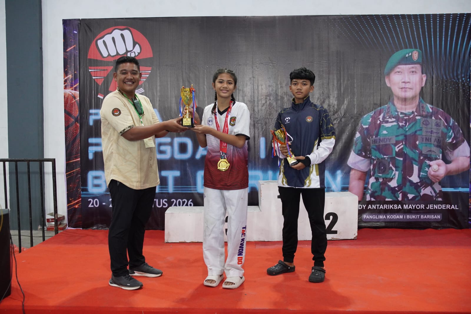 Penyerahan Trophy Atlit Terbaik Putri Kepada Rayesha